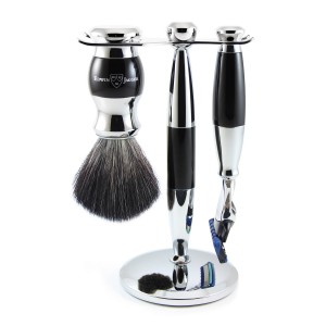 Edwin Jagger Set de barbierit 3 piese Philip Fusion Black: aparat cu lama Gillette Fusion ProGlide, pamatuf cu fibre sintetice, suport cromat Edwin Jagger Set de barbierit 3 piese Philip Fusion Black: aparat cu lama Gillette Fusion ProGlide, pamatuf cu fibre sintetice, suport cromat