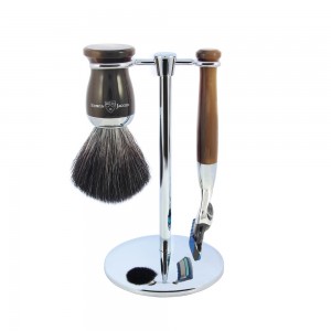 Edwin Jagger Set de barbierit 3 piese Fit Fusion Light Horn: aparat cu lama Gillette Fusion ProGlide, pamatuf cu fibre sintetice, suport cromat Edwin Jagger Set de barbierit 3 piese Fit Fusion Light Horn: aparat cu lama Gillette Fusion ProGlide, pamatuf cu fibre sintetice, suport cromat