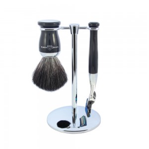 Edwin Jagger Set de barbierit 3 piese Fit Fusion Ebony: aparat cu lama Gillette Fusion ProGlide, pamatuf cu fibre sintetice, suport cromat Edwin Jagger Set de barbierit 3 piese Fit Fusion Ebony: aparat cu lama Gillette Fusion ProGlide, pamatuf cu fibre sintetice, suport cromat