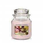 Lumanare Parfumata Borcan Mediu Fresh Cut Roses, Yankee Candle