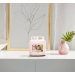 Lumanare Parfumata Borcan Mediu Fresh Cut Roses, Yankee Candle