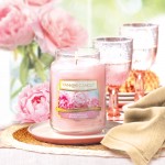 Lumanare Parfumata Borcan Mediu Blush Bouquet, Yankee Candle