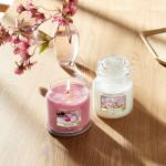 Lumanare Parfumata Borcan Mediu Sweet Plum Sake, Yankee Candle