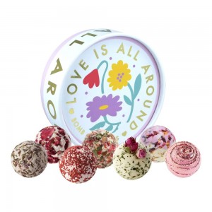 Set cadou 7 saruri de baie "Love is All Around", Bomb Cosmetics Set cadou 7 saruri de baie "Love is All Around", Bomb Cosmetics