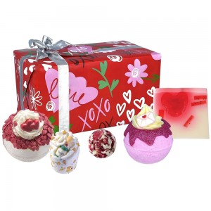 Set Cadou 5 produse ingrijire si rasfat, XOXO, Bomb Cosmetics Set Cadou 5 produse ingrijire si rasfat, XOXO, Bomb Cosmetics