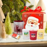 Set cadou Editie Limitata Ho, Ho, Ho..., 3 lumanari parfumate Yankee Candle si suport decorativ Santa's Reindeer rosu