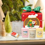 Set cadou Editie Limitata The Land of Santa 3 lumanari parfumate si suport decorativ City Lights 