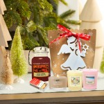 Set cadou Christmas Cookie, 3 lumanari parfumate si odorizant auto, Yankee Candle