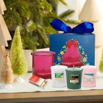 Set cadou Editie Limitata Santa's Gift 3 lumanari parfumate si suport decorativ Yankee Candle pink