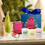 Set cadou Editie Limitata Santa's Gift 3 lumanari parfumate si suport decorativ Yankee Candle pink