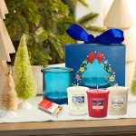 Set cadou Editie Limitata Santa's Gift 3 lumanari parfumate si suport decorativ Yankee Candle blue