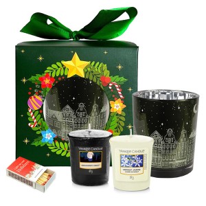 Set cadou Editie Limitata Christmas Moments 2 lumanari parfumate si suport decorativ 