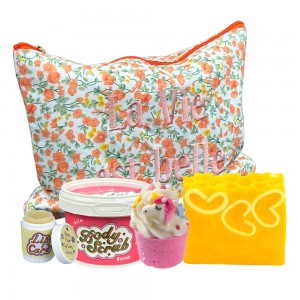 Set cadou Editie Limitata 4 produse rasfat si ingrijire corp "La Vie est belle", Pink, Bomb Cosmetics Set cadou Editie Limitata 4 produse rasfat si ingrijire corp "La Vie est belle", Pink, Bomb Cosmetics