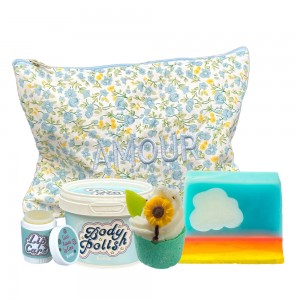 Set cadou Editie Limitata 4 produse rasfat si ingrijire corp "Amour", Blue, Bomb Cosmetics Set cadou Editie Limitata 4 produse rasfat si ingrijire corp "Amour", Blue, Bomb Cosmetics