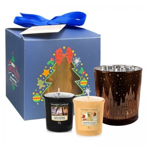 Set cadou Editie Limitata Christmas Memories 2 lumanari parfumate si suport decorativ 