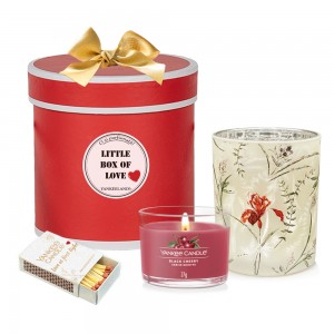 Set Cadou Cherry Glow - Lumanare Parfumata 37g Yankee Candle cu suport din sticla, in cutie de cadou
