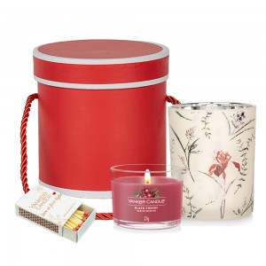 Set Cadou Cherry Glow - Lumanare Parfumata 37g Yankee Candle cu suport din sticla, in cutie de cadou