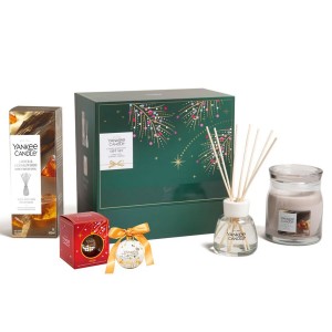 Yankee Candle Scented Moments Duo Gift Set Lumanare, Betisoare Parfumate Amber & Sandalwood + Glob de iarna Yankee Candle