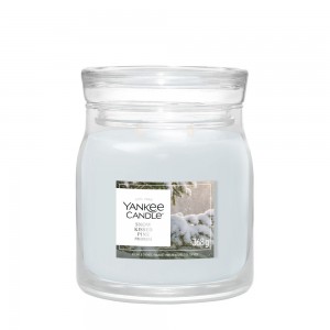 Yankee Candle Lumanare Parfumata Borcan Mediu Signature Snow Kissed Pine