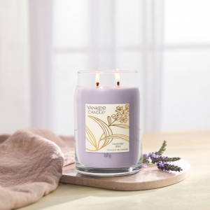 Yankee Candle Lumanare Parfumata Borcan Mare Signature Lavender Bliss 567g